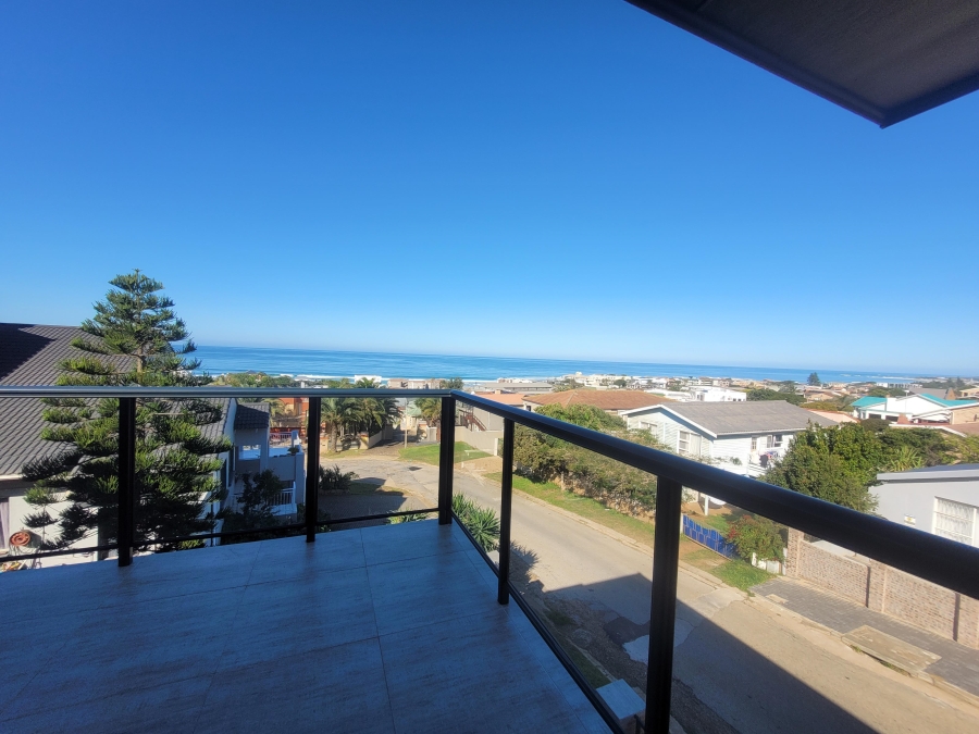 4 Bedroom Property for Sale in Wavecrest Eastern Cape